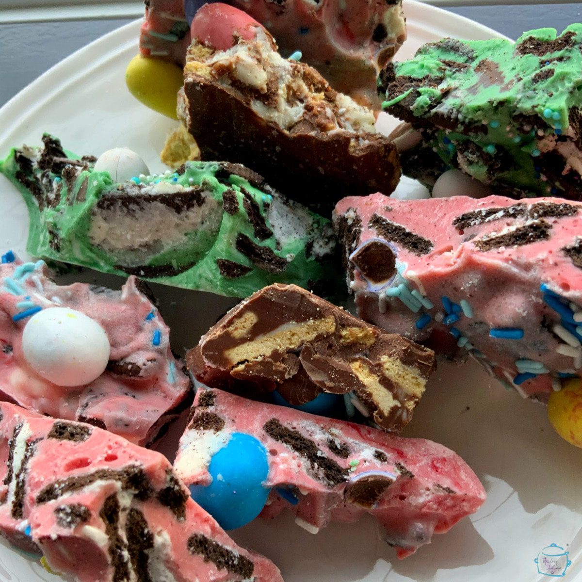 Slow Cooker Oreo Bark For Easter Desserts