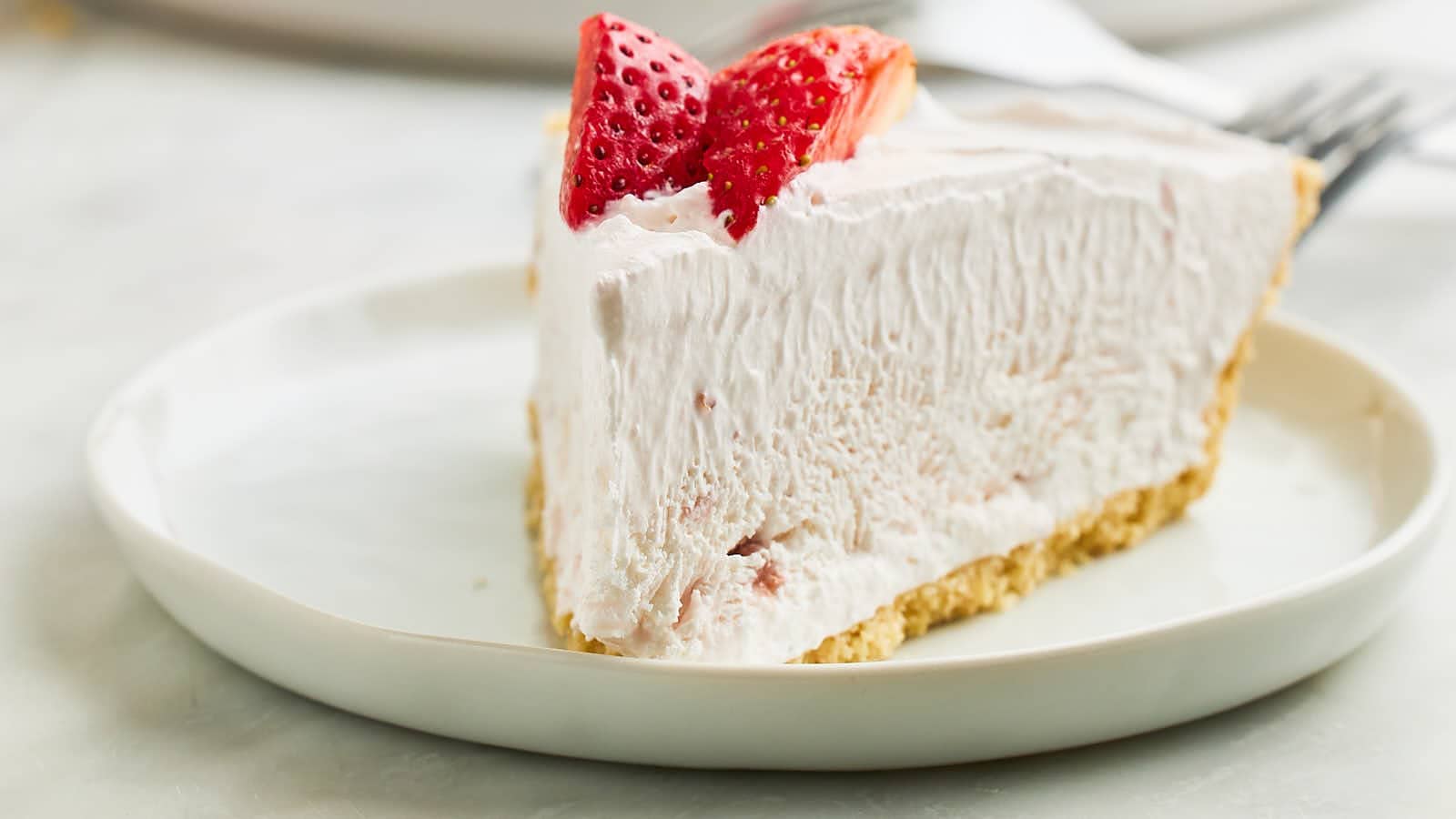 strawberry yougurt pie